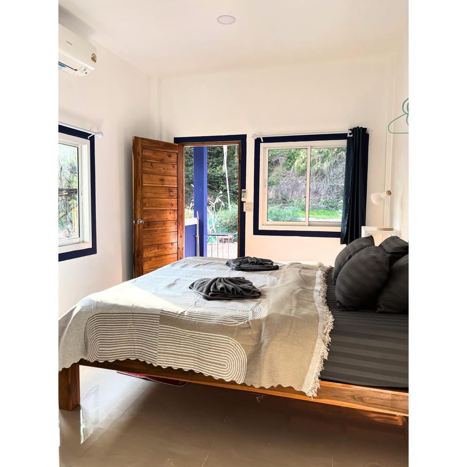 Bed, Photo of the whole room, Bedroom, towels