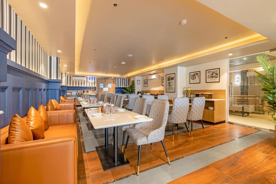Restaurant/places to eat, Seating area, Breakfast