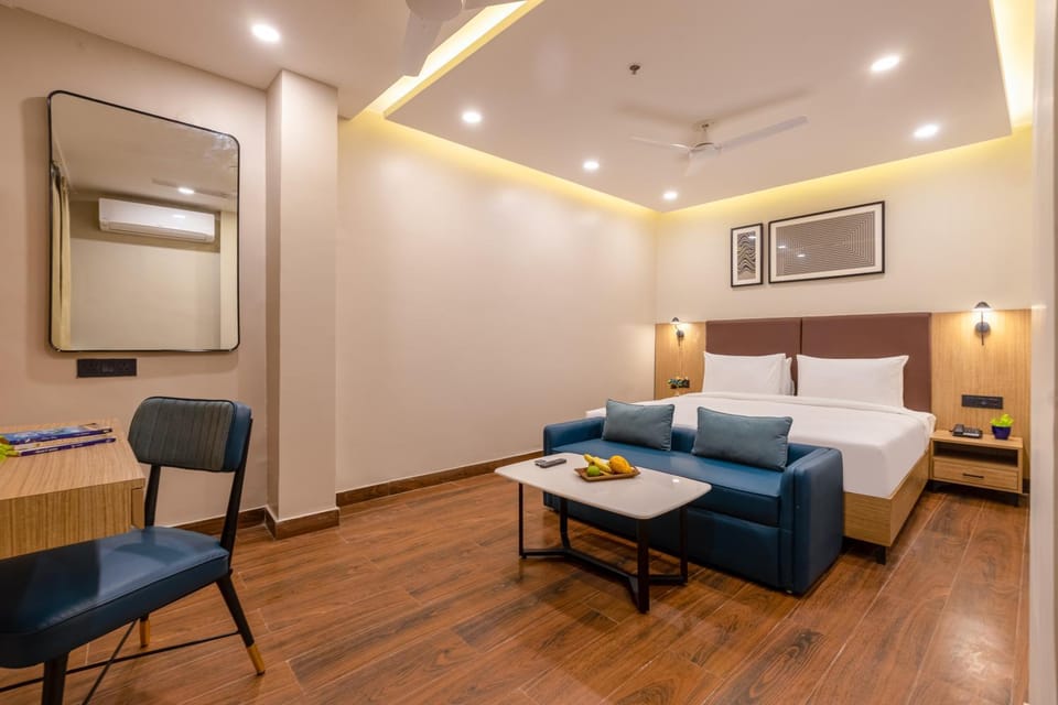 Bed, TV and multimedia, Photo of the whole room, Seating area, Bedroom, air conditioner