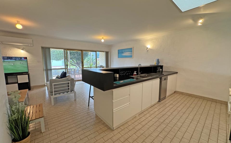 Kitchen or kitchenette, Dining area, stove