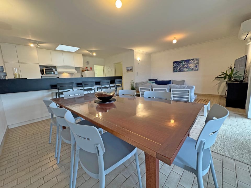 Kitchen or kitchenette, Living room, Seating area, Dining area, stove