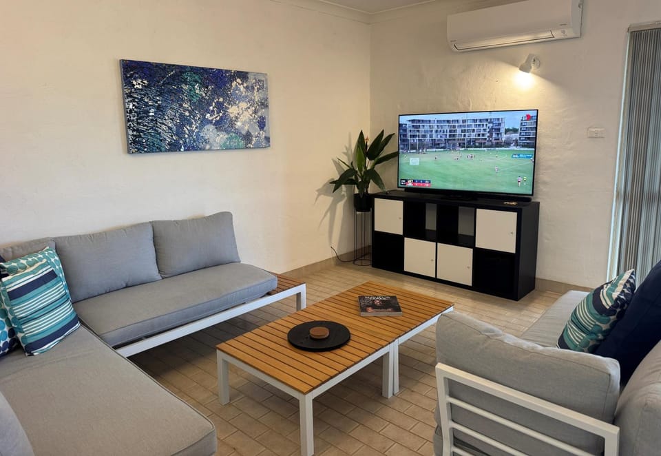 TV and multimedia, Living room, Seating area, Evening entertainment, air conditioner
