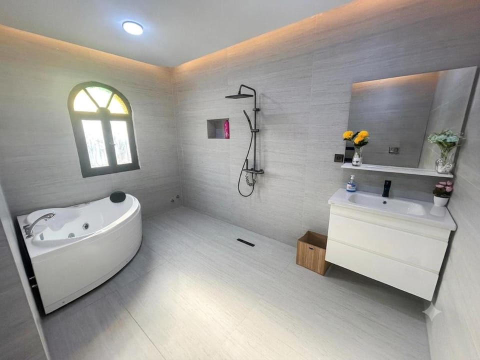 Villa TAHA piscine jacuzzi clim Villa in Tangier-Tétouan-Al Hoceima