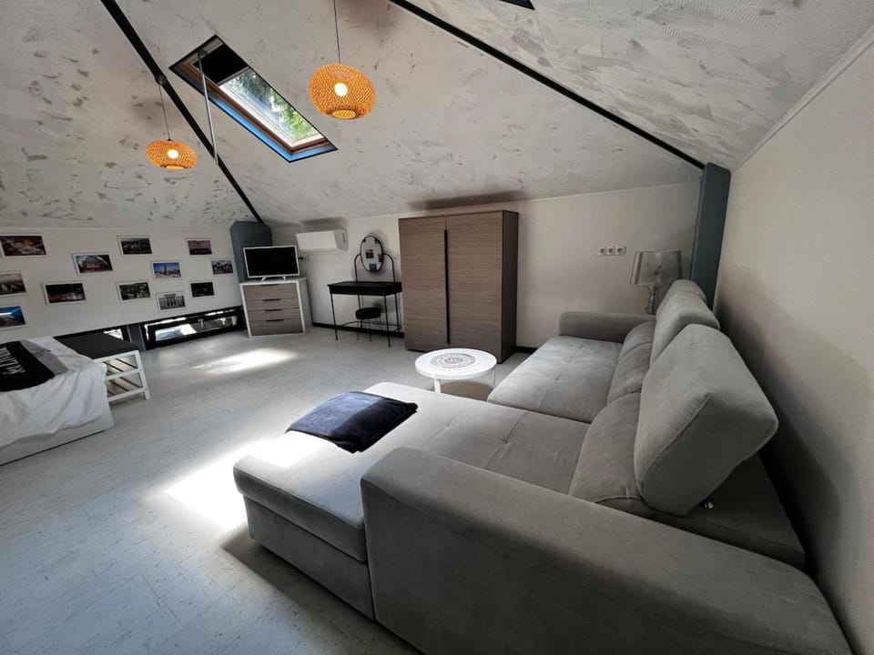 Bed, Photo of the whole room, Seating area, Bedroom