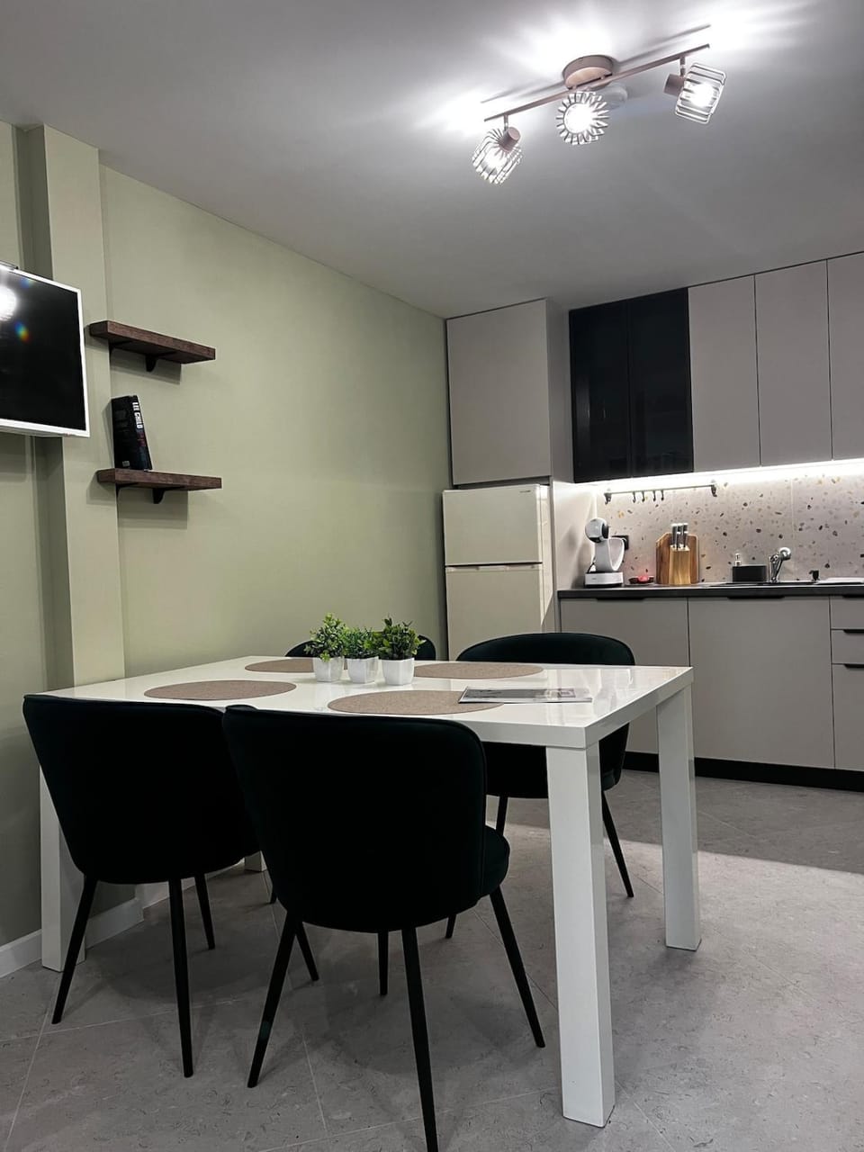 Kitchen or kitchenette, Dining area