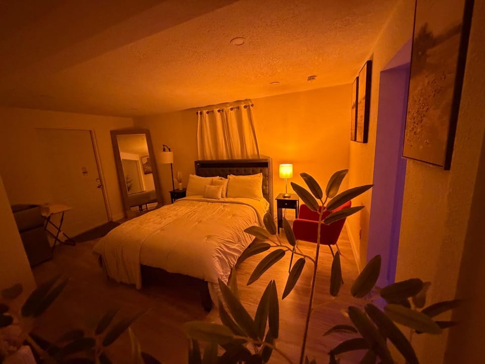 Private Room with Private Entrance North Miami Bed and Breakfast in North Miami