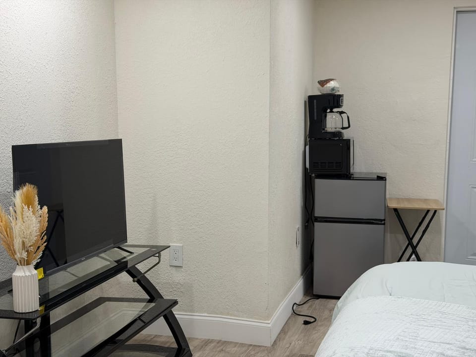 Private Room with Private Entrance North Miami Bed and Breakfast in North Miami