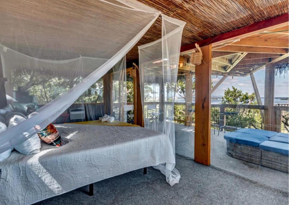 Epic Treehouse Escape with Multi-Level Deck & Hanging Bed in Cottonwood, Texas House in Cottonwood Shores
