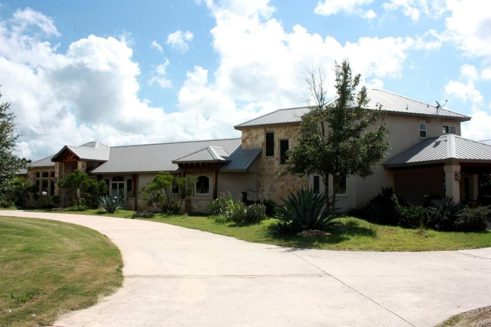 Elegant Texas Hill Country Cottage in Pipe Creek for Family Vacations in Texas House in Pipe Creek