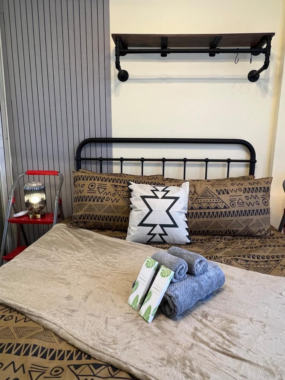 Bed, Photo of the whole room, Bedroom, towels