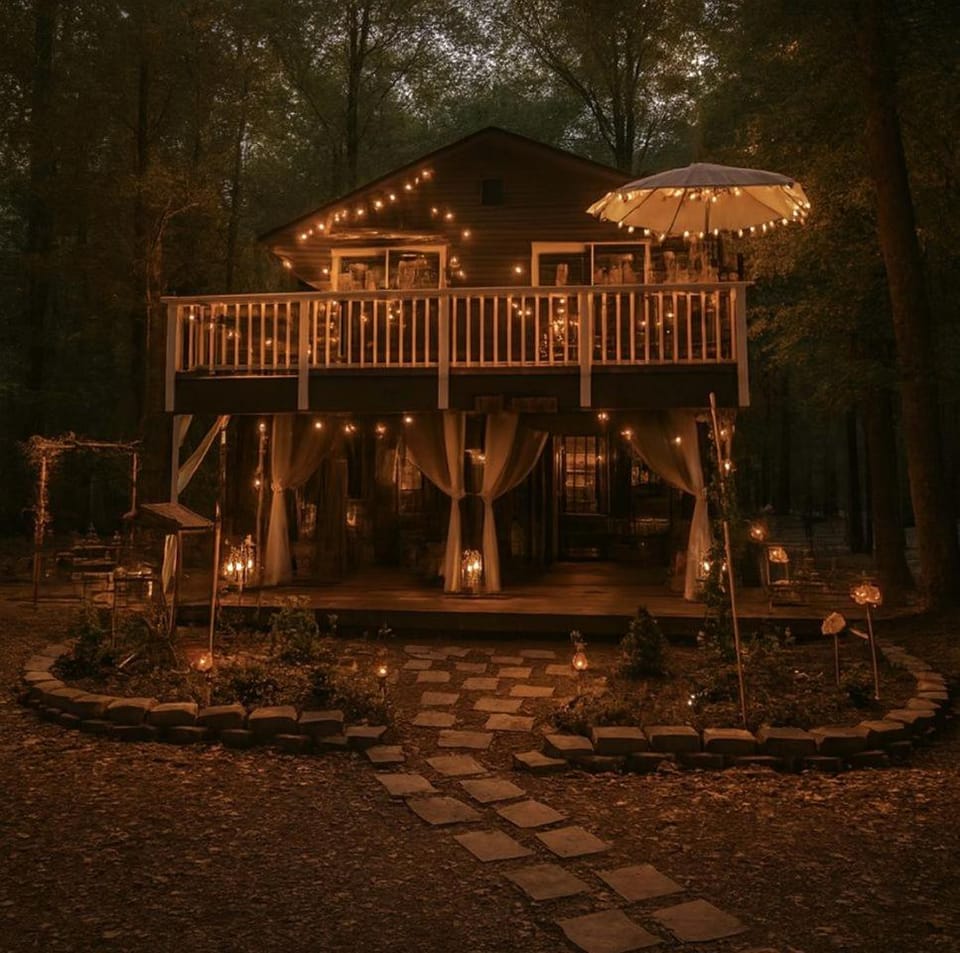 Treehouse Retreat with Firepit & Forest Views in Hopkins, South Carolina House in Hopkins
