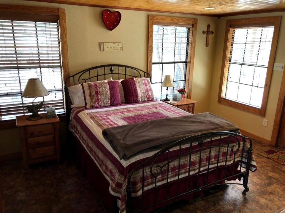 Charming Texas Hill Country Cabin Ideal for a Romantic Weekend Getaway Cabin in Pipe Creek