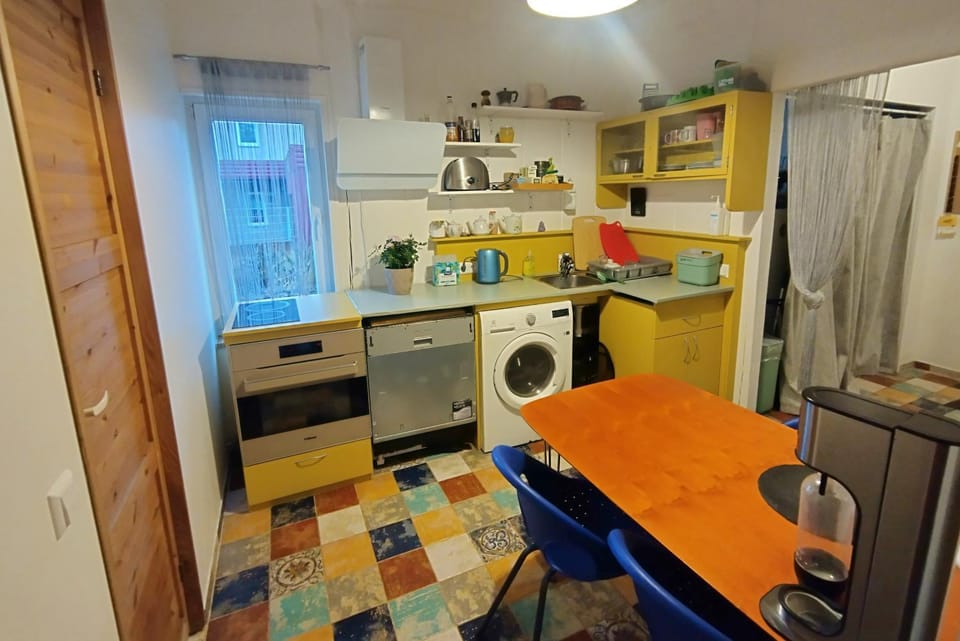 Kitchen or kitchenette, Dining area, dishwasher, oven, pet friendly, stove, toaster