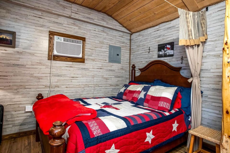 Relaxing Waterfront Cabin Getaway for Families and Couples in Medina, Texas Cabin in Medina
