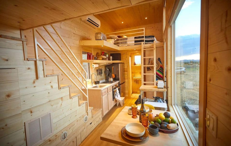 Bougie Tiny Home with Mountain Views, Hot Tub, Just 2 miles to Black Rock Hot Springs, NM House in Arroyo Hondo