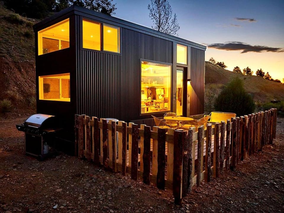 Bougie Tiny Home with Mountain Views, Hot Tub, Just 2 miles to Black Rock Hot Springs, NM House in Arroyo Hondo