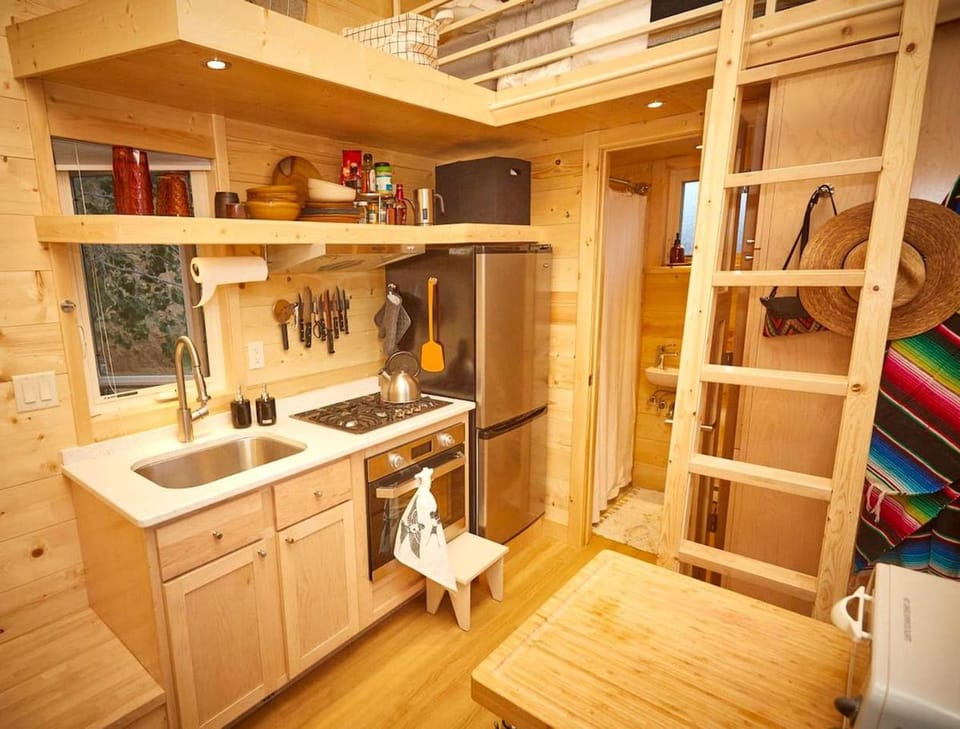 Bougie Tiny Home with Mountain Views, Hot Tub, Just 2 miles to Black Rock Hot Springs, NM House in Arroyo Hondo