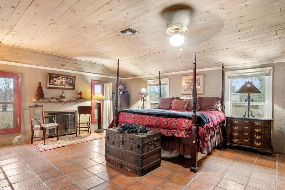 Riverbank Escape for Families and Friends with Ping Pong, guest. Pac-Man, and Cozy Den in Kerrville, Texas House in Kerrville