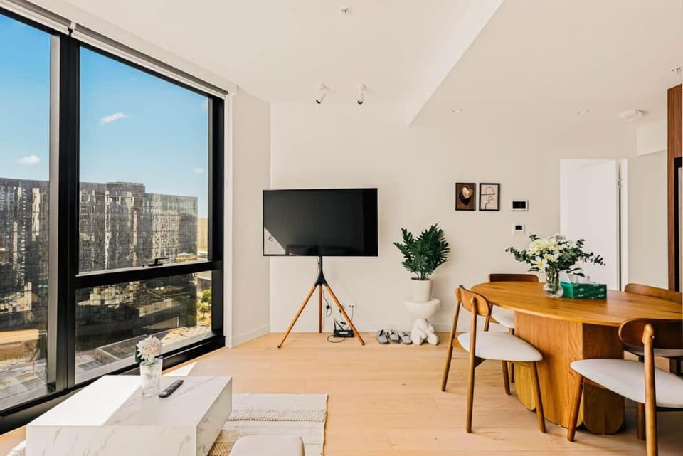 Stylish Panoramic View Condo with Pool & Sauna Apartment in Southbank