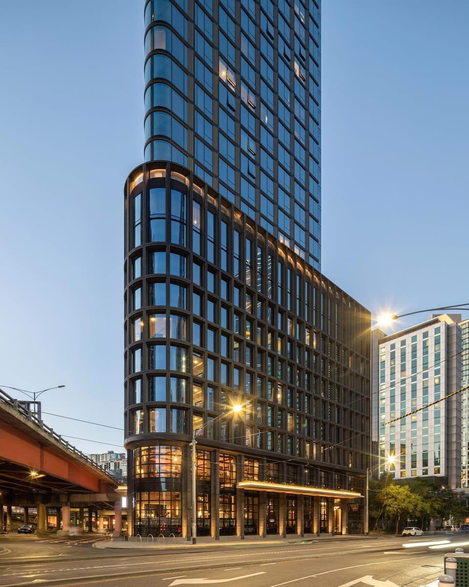 Stylish Panoramic View Condo with Pool & Sauna Apartment in Southbank