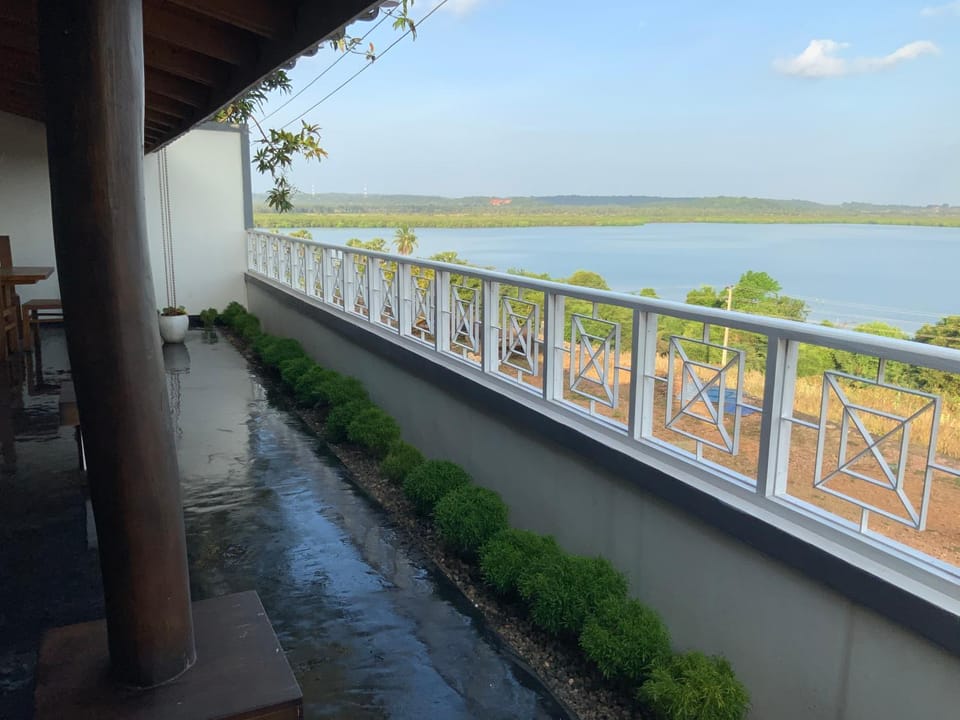 Lake view ridge Villa in Sri Lanka