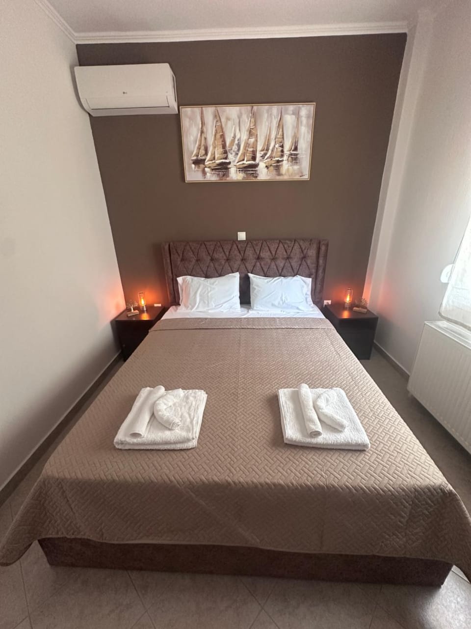 Bed, Bedroom, towels, air conditioner