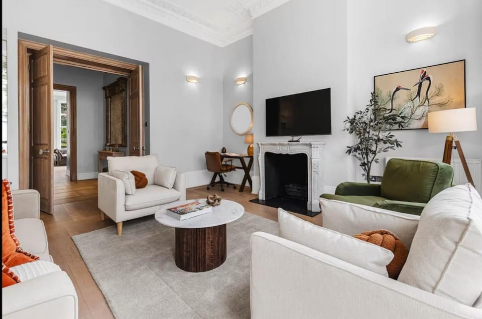 Communal lounge/ TV room, TV and multimedia, Living room, Seating area, Evening entertainment