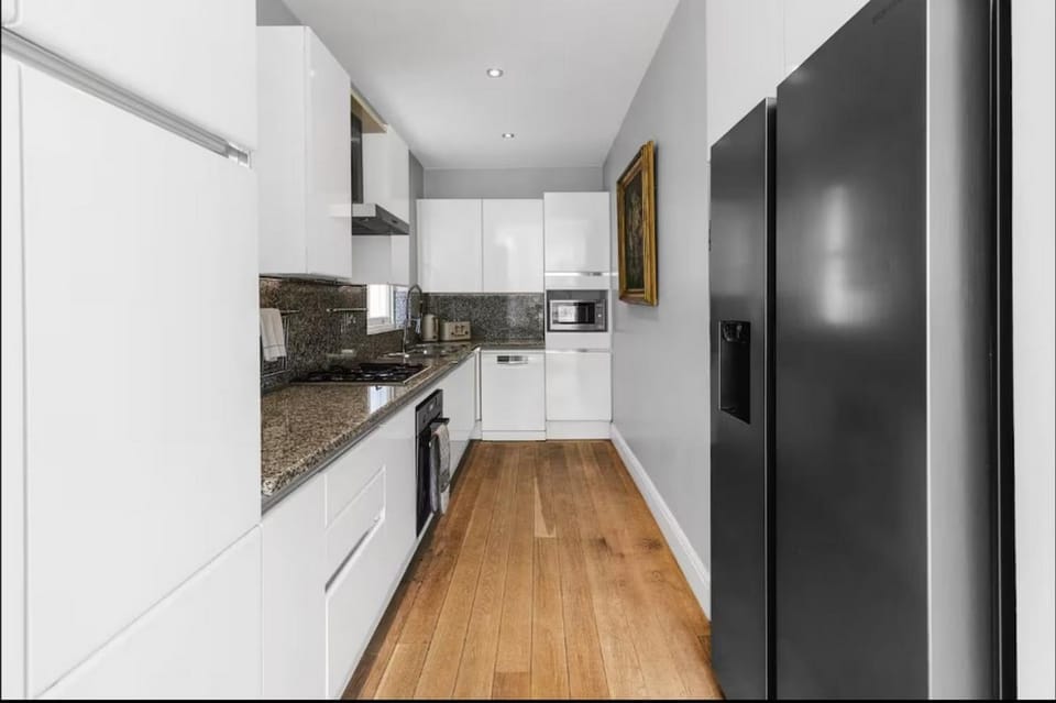 Kitchen or kitchenette, dishwasher, minibar, oven