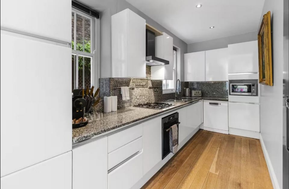 Coffee/tea facilities, Kitchen or kitchenette, dishwasher, minibar, oven, stove, toaster
