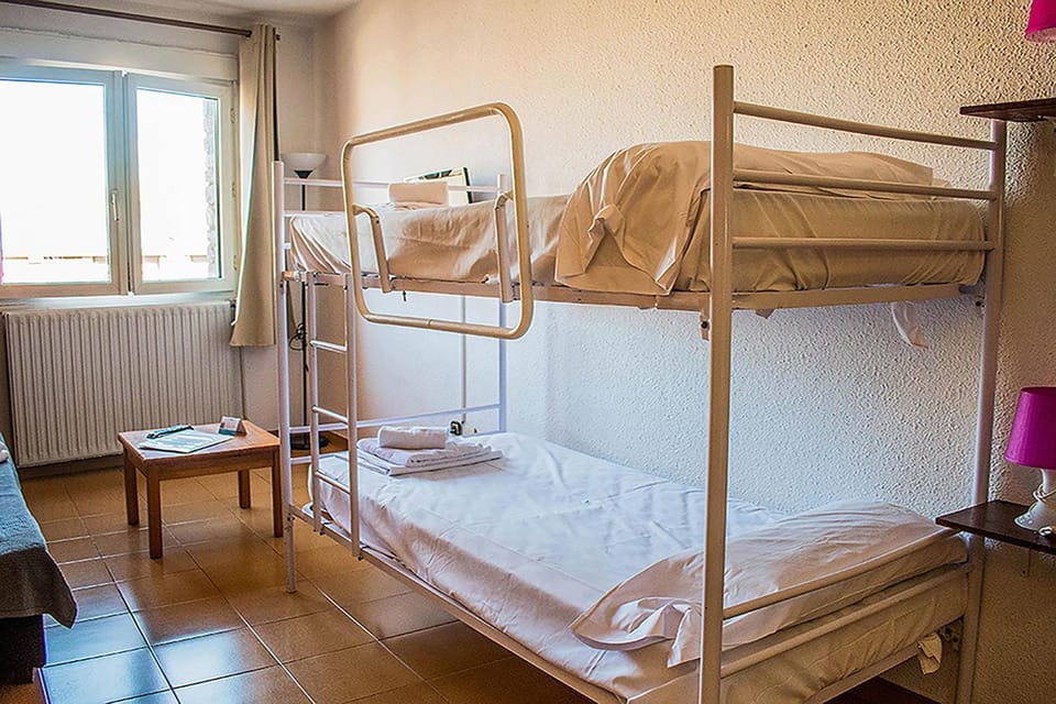 Bed, Activities, Skiing, Photo of the whole room, Hiking, Animals, Animals, Animals, Bedroom, Pets, Pets, Pets, Mountain view, Sports, children, children, children, young children, young children, young children, older children, older children, older children, group of guests, group of guests, group of guests, bunk bed, Family, Family, Family, heating, heating, internet, microwave, pet friendly, pet friendly, towels, elevator
