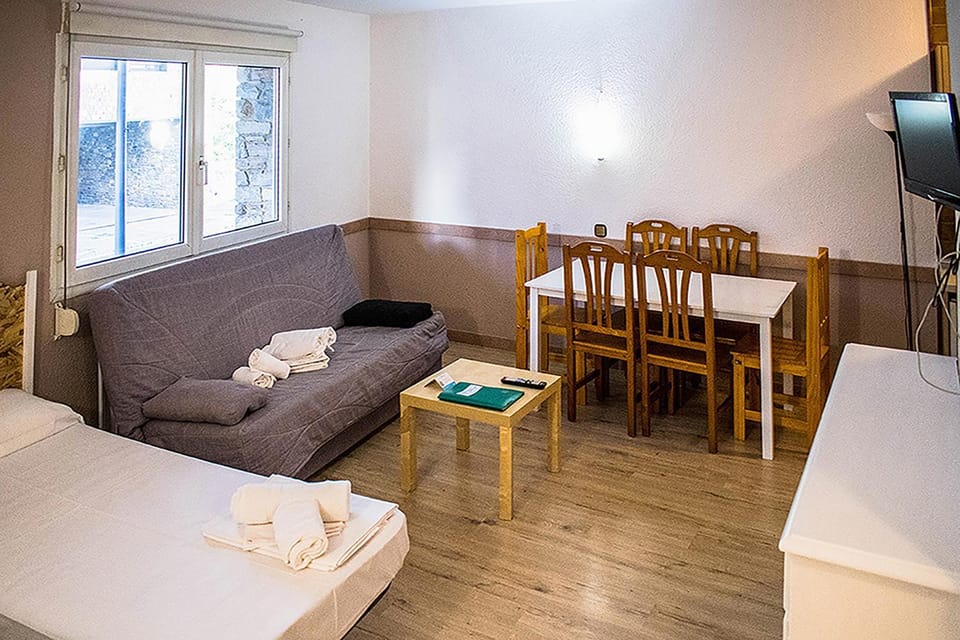 Bed, TV and multimedia, Living room, Dining area