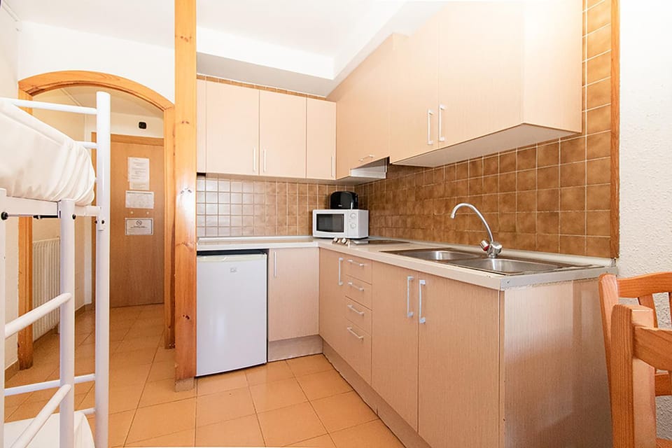 Bed, Activities, Skiing, Kitchen or kitchenette, Hiking, Animals, Animals, Animals, Pets, Pets, Pets, Mountain view, Sports, children, children, children, young children, young children, young children, older children, older children, older children, group of guests, group of guests, group of guests, bunk bed, Family, Family, Family, heating, heating, internet, microwave, pet friendly, pet friendly, stove, towels, elevator