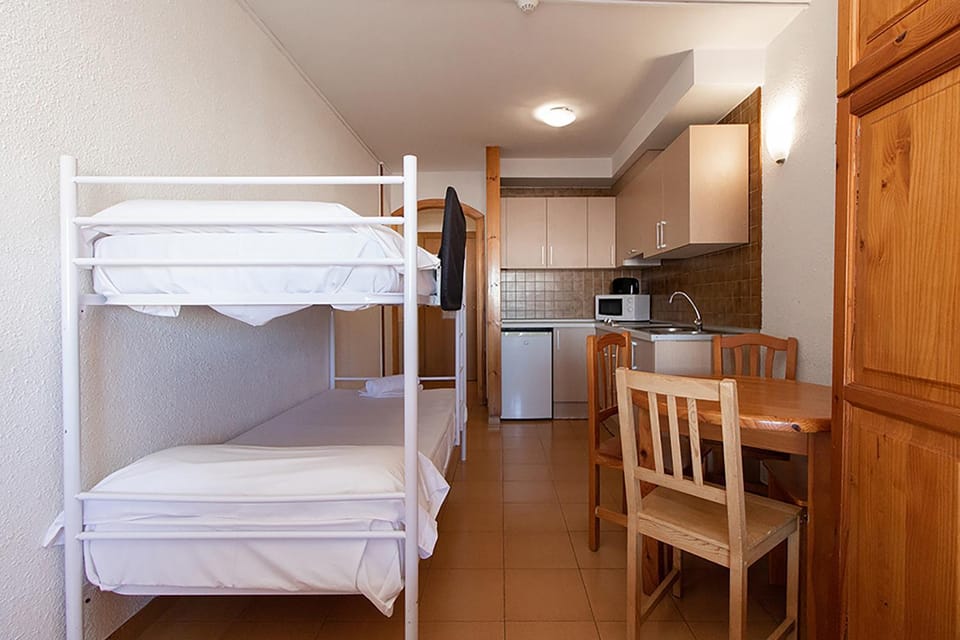 Bed, Kitchen or kitchenette, Dining area, Bedroom, bunk bed