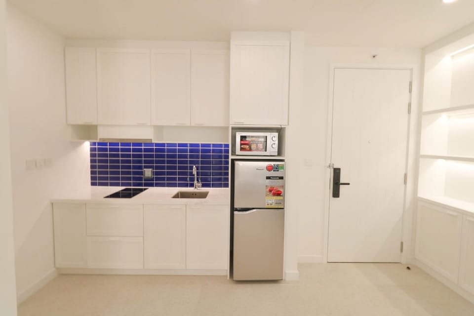 Kitchen or kitchenette, oven, stove