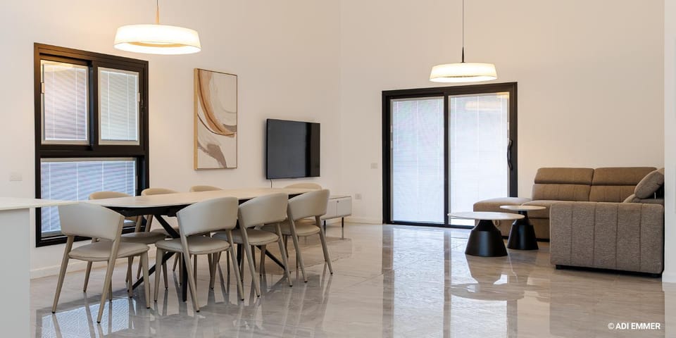 TV and multimedia, Living room, Seating area, Dining area