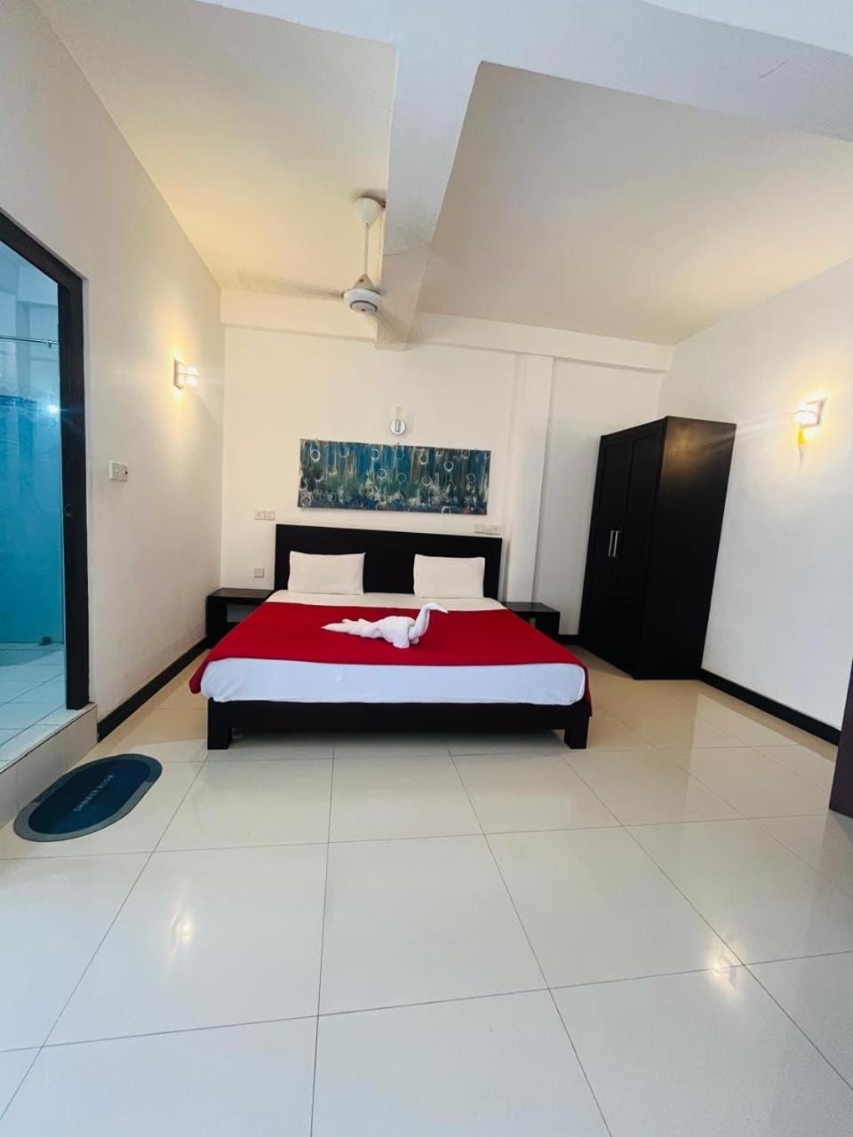 Aura Voyage Hotel & Restaurant Bed and Breakfast in Negombo
