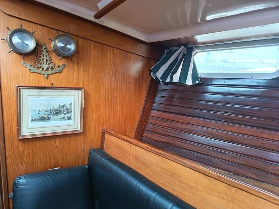 Hébergement sur un grand voilier confortable à Deauville Docked boat in Deauville