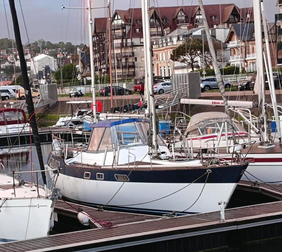 Hébergement sur un grand voilier confortable à Deauville Docked boat in Deauville