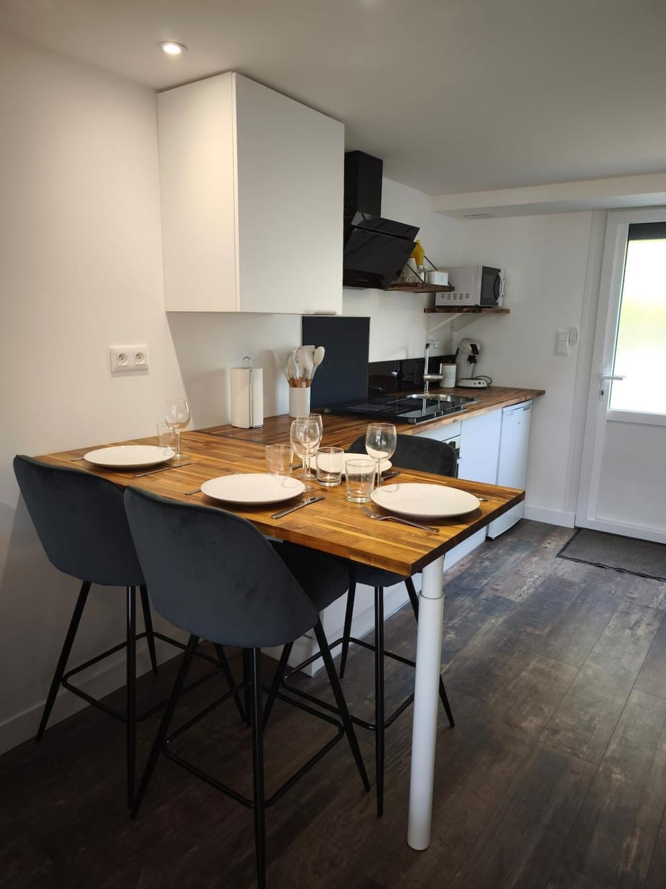 Kitchen or kitchenette, Dining area