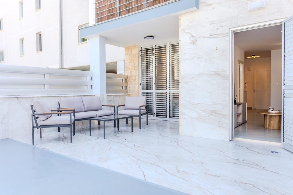 Property building, Day, Balcony/Terrace