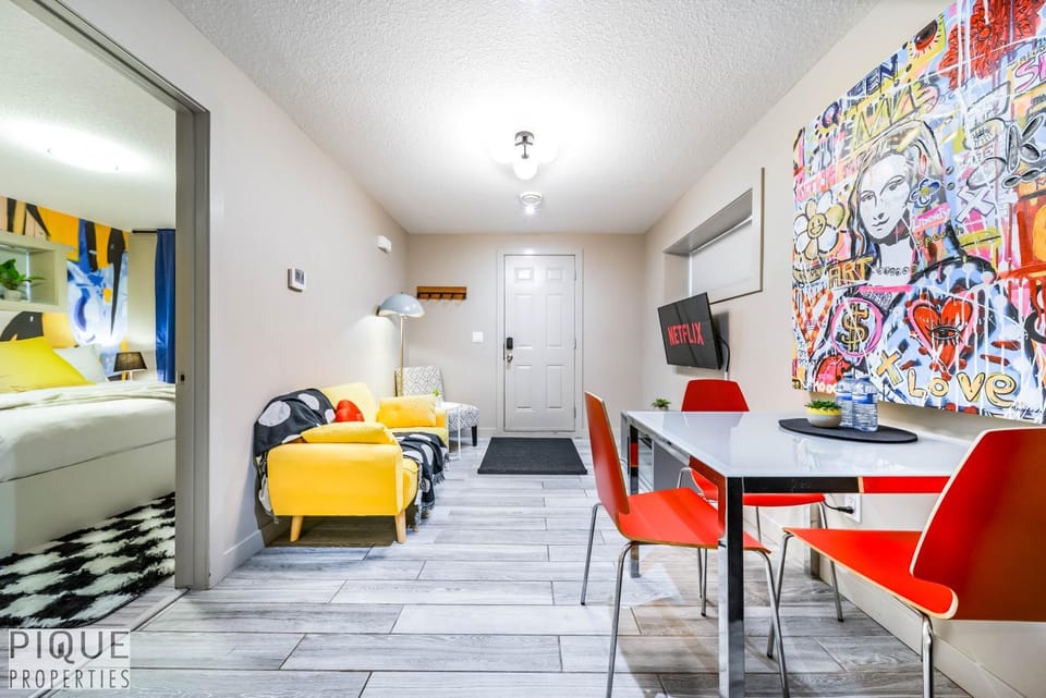 Bright 2BDRM - King Bed - Patio - Netflix - WiFi Apartment in Edmonton