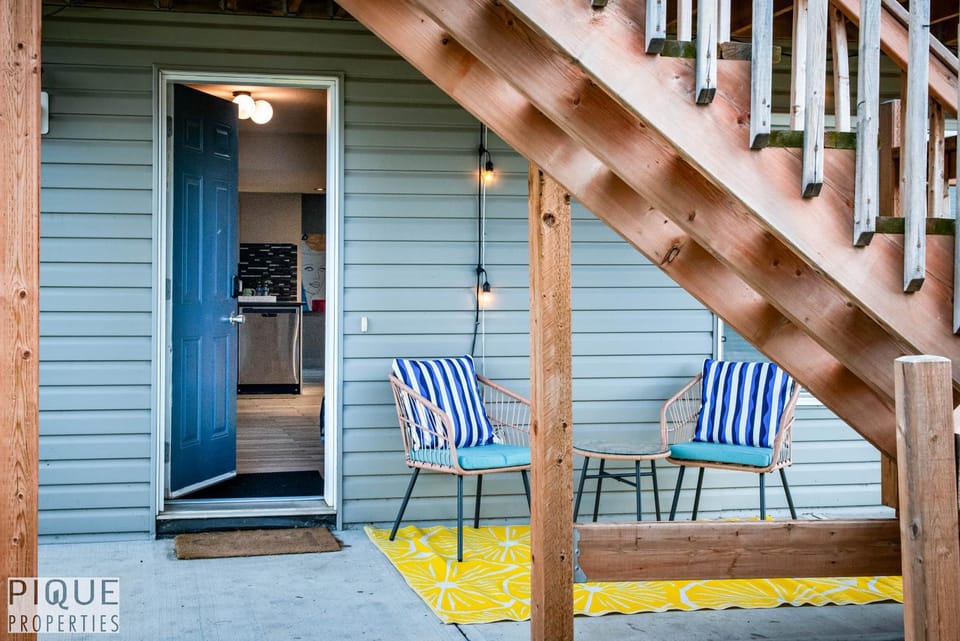 Bright 2BDRM - King Bed - Patio - Netflix - WiFi Apartment in Edmonton
