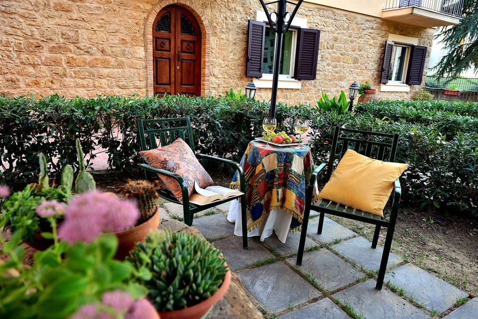 Property building, Staff, People, Library, Balcony/Terrace, Food and drinks, Autumn, On site, Garden view, Family