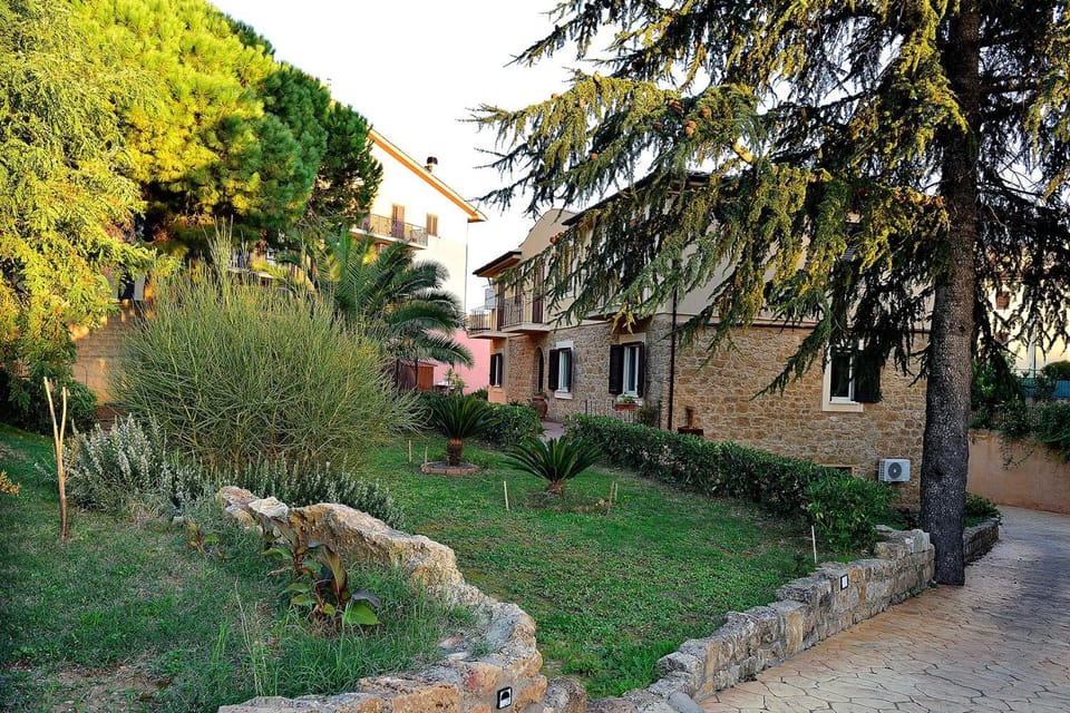 Property building, Staff, Facade/entrance, Garden, Balcony/Terrace, Food and drinks, On site, Garden view