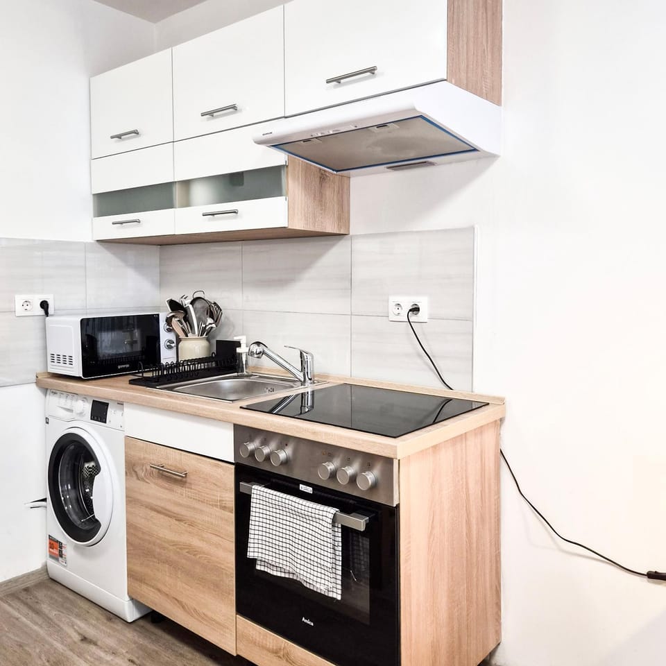 Coffee/tea facilities, Kitchen or kitchenette, stove, toaster, washing machine