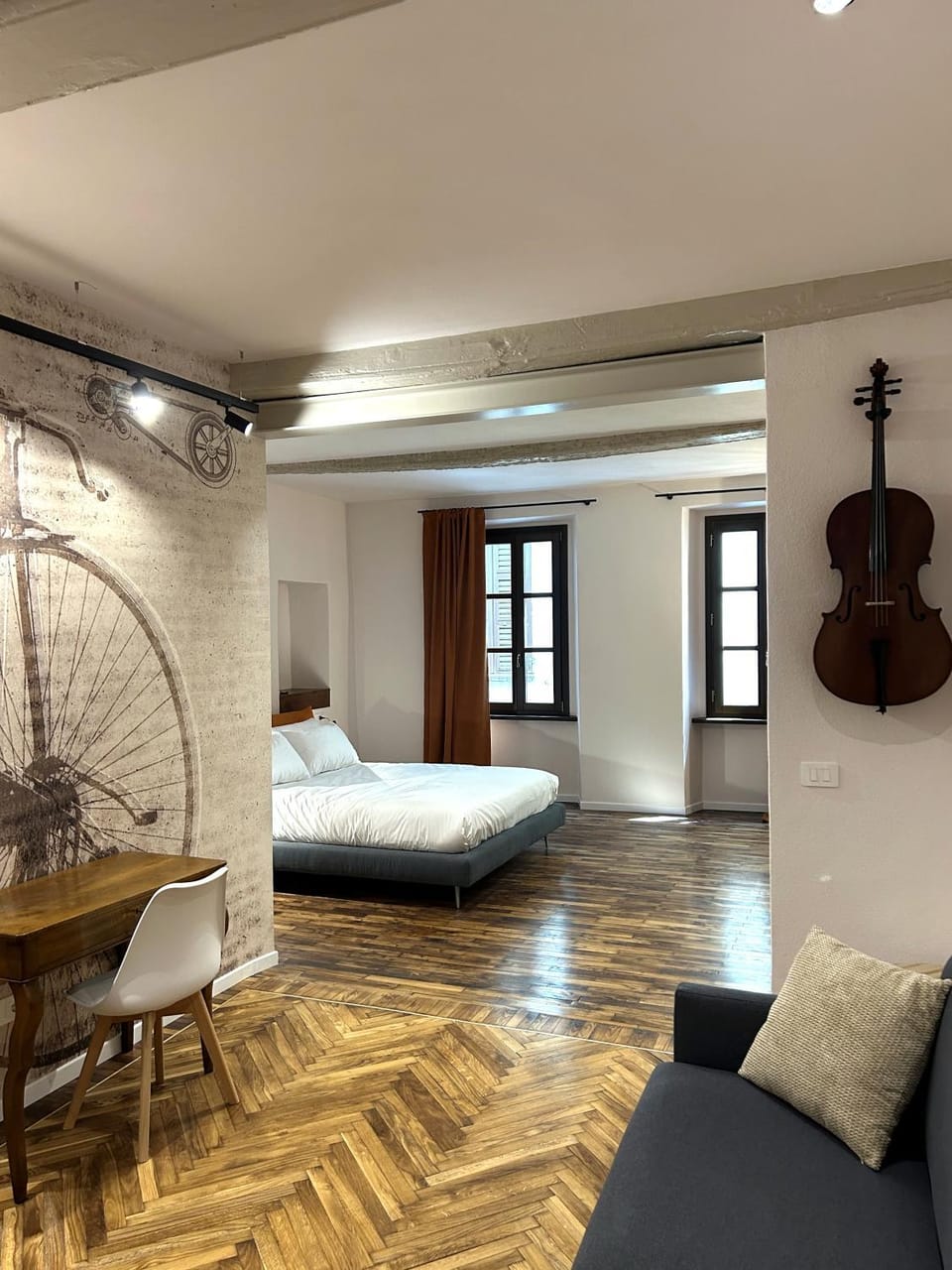 Bed, Photo of the whole room, Seating area, Bedroom
