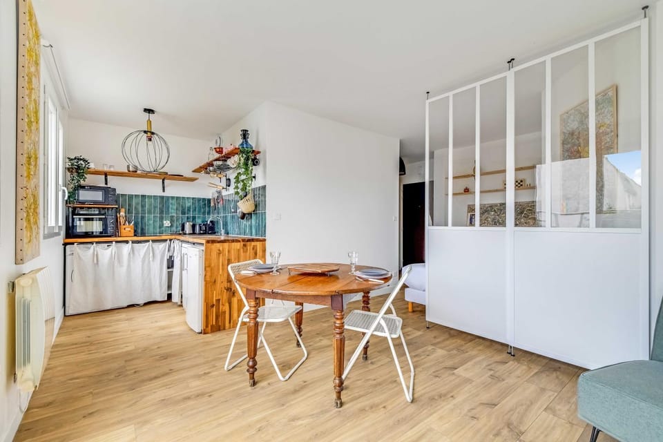 Kitchen or kitchenette, Dining area