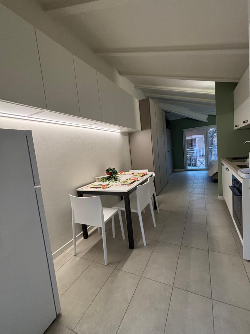 Kitchen or kitchenette, Dining area