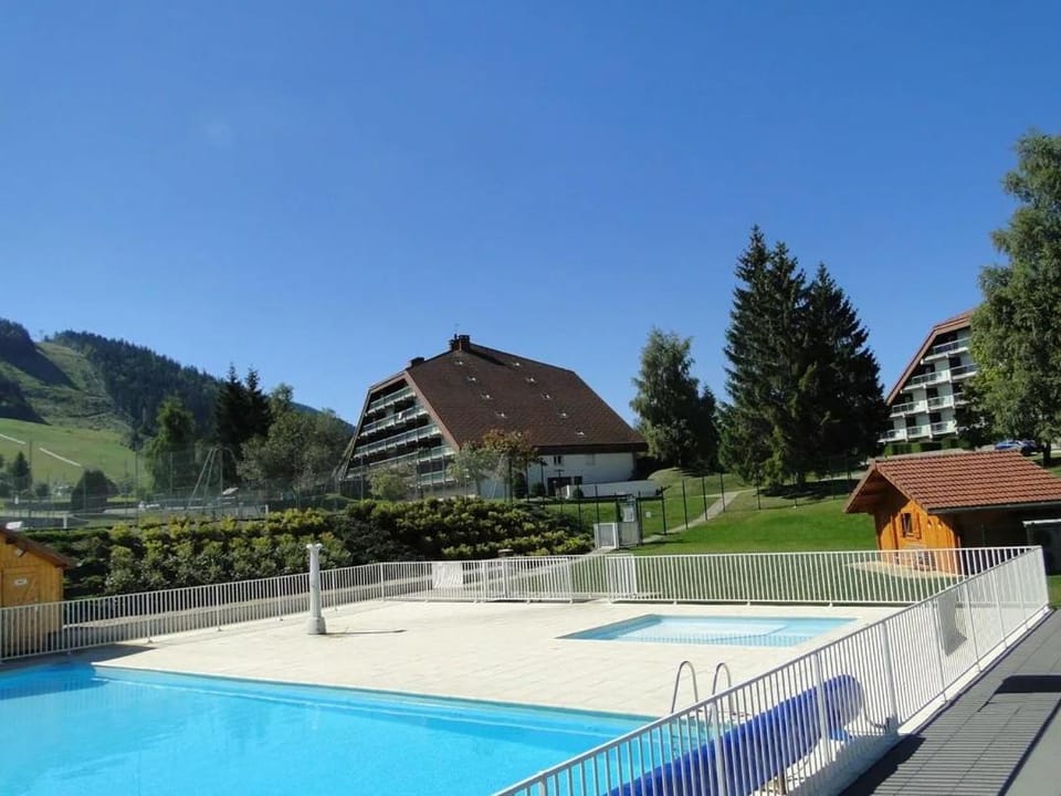 Studio avec piscine, parking privé à Métabief Apartment in Métabief