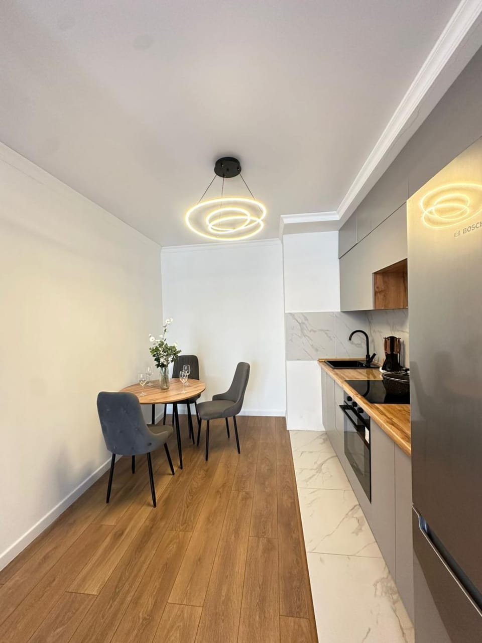 Kitchen or kitchenette, Dining area, oven